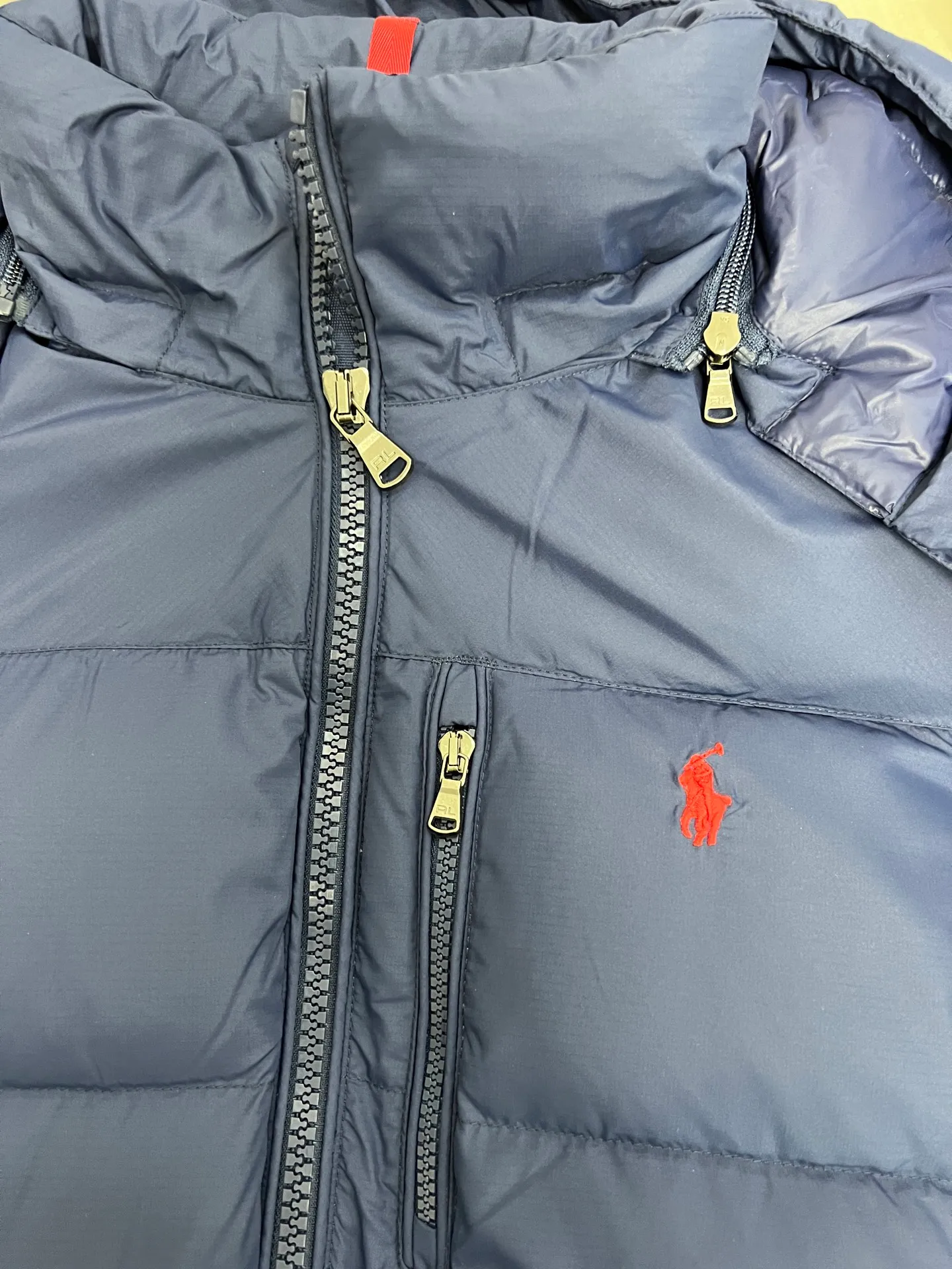 P860 Polo Ralph Lauren 2025 pony embroidered glossy half-turtle collar down jacket. Neat tailoring creates a smart posture, returning to the bustling city. Filled with white duck down. It is warm and comfortable without being bulky. It does not lose its personality and looks low-key. Original customized fabric with a certain sense of color. Color: glossy black, matte black, dark blue. Size: S M L XL XXL